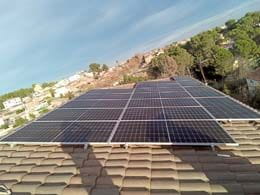 Panel Solar 500W Deep Blue 3.0 JA Solar en una vivienda