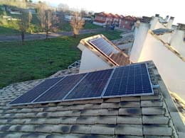 Panel Solar 500W Deep Blue 3.0 JA Solar en una vivienda