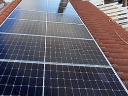 Panel Solar 500W Deep Blue 3.0 JA Solar en una vivienda