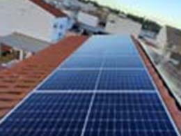 Panel Solar 500W Deep Blue 3.0 JA Solar en una vivienda residencial
