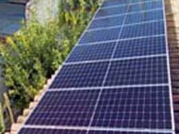 Panel Solar 500W Deep Blue 3.0 JA Solar en una vivienda residencial