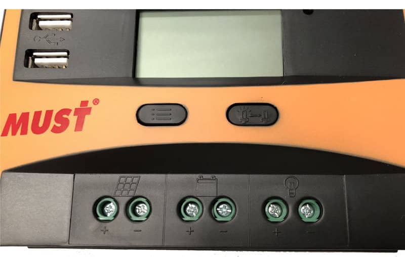 Detalle de la bornera del Regulador 12V / 24V 20A PWM Must Solar Detalle de la bornera del Regulador 12V / 24V 20A PWM Must Solar