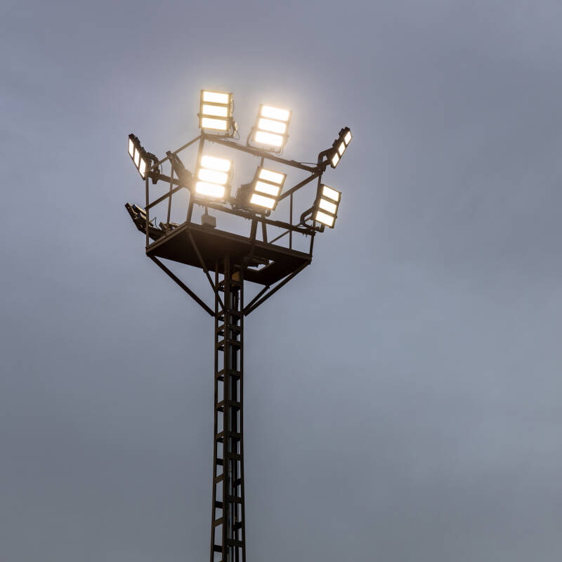 Foco Proyector LED 900W Stadium Profesional LUMILEDS 170lm/W IP66 INVENTRONICS Regulable 1-10 V Blanco Frío 5000K Asimétrica 150ºx60º